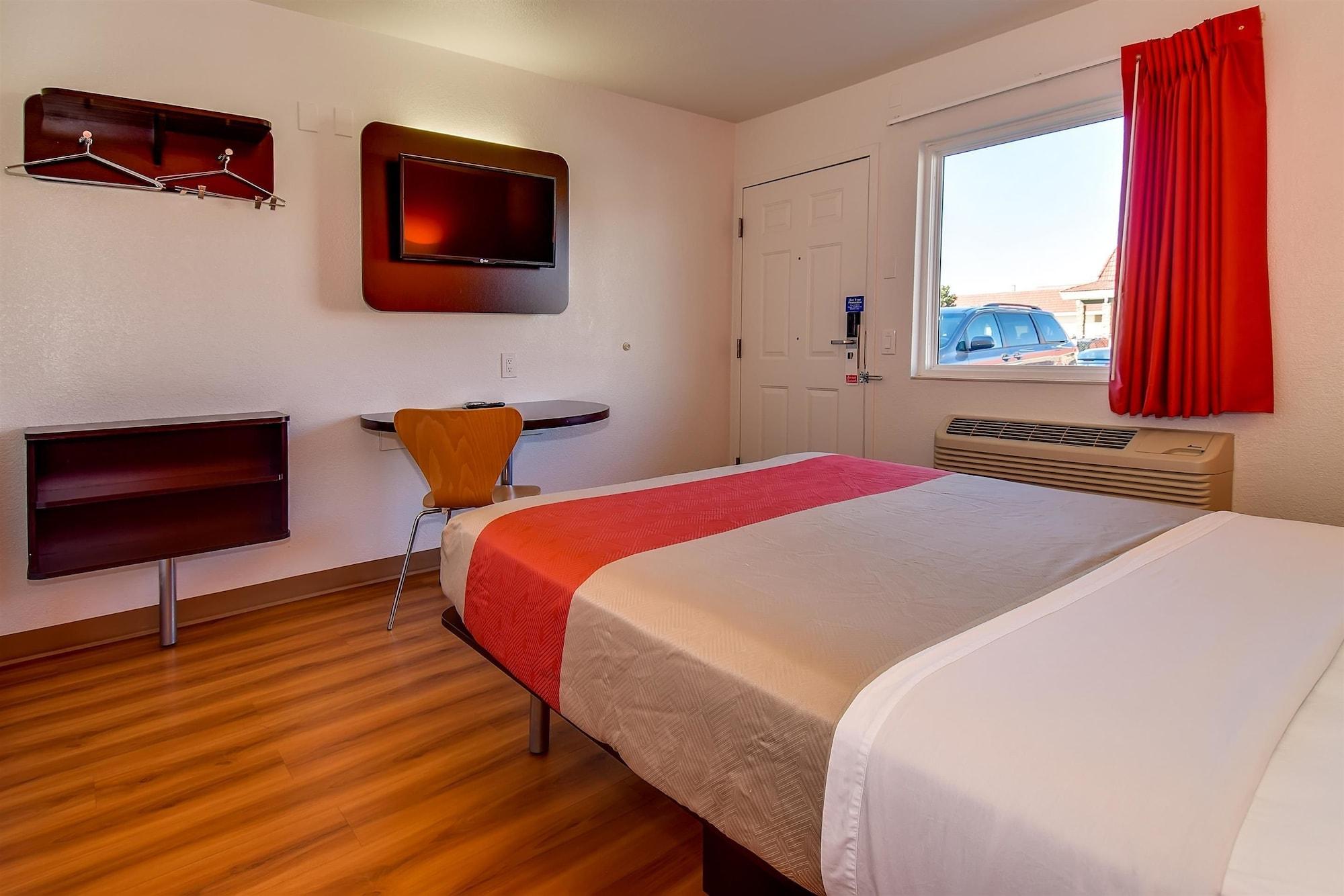Hotel 6-riverside, Ca - South 3*